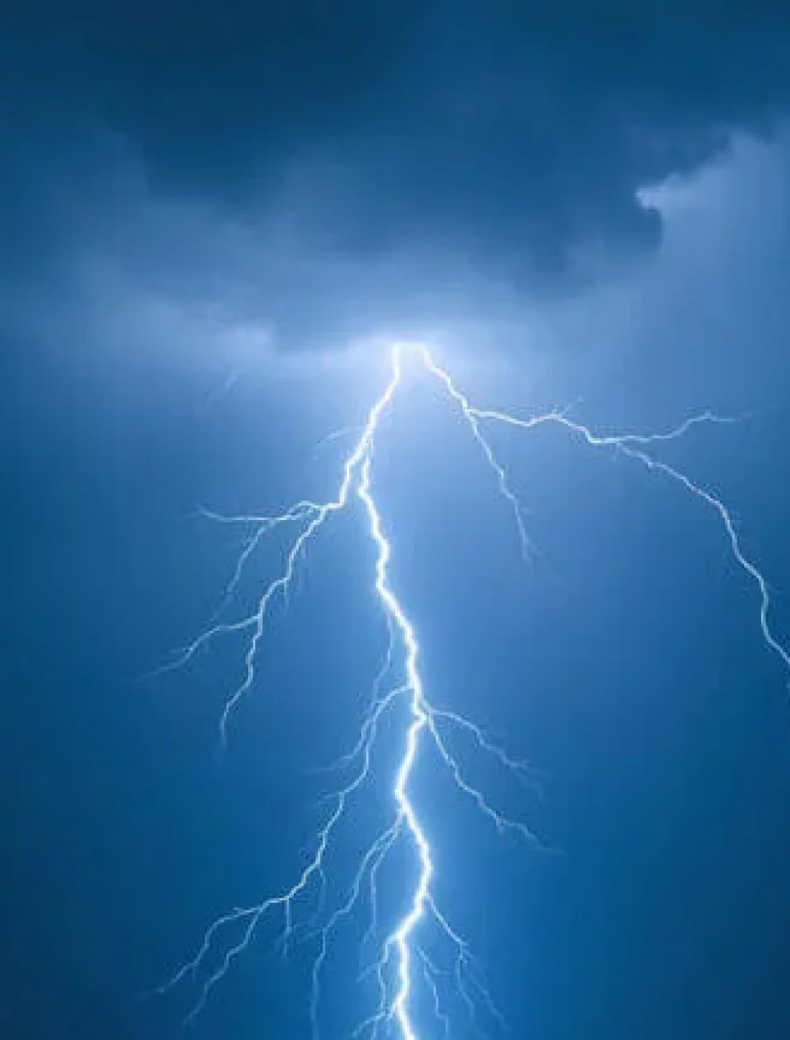 Lightning-blue-sky-768x432