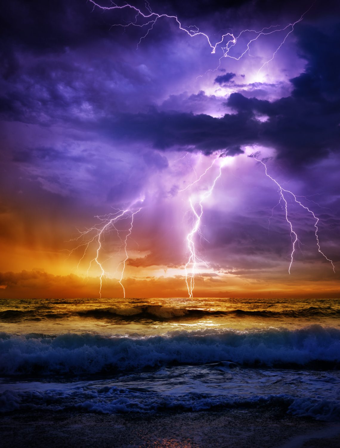 Lightning over sea 85448525